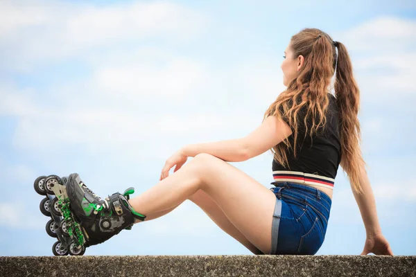 Feliz joven mujer usando patines —  Fotos de Stock