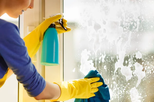 Chica ventana de limpieza en casa usando trapo detergente —  Fotos de Stock