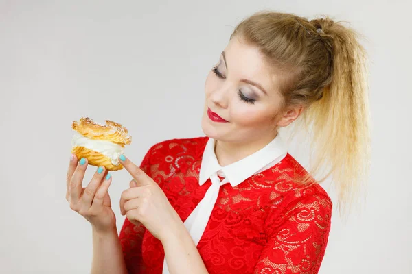 Mulher feliz segurando bolo choux puff — Fotografia de Stock