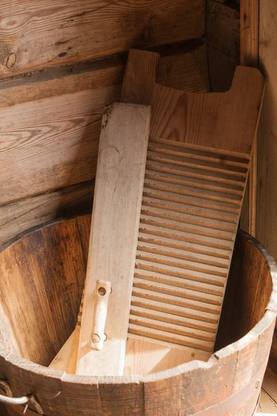 Drewniana tarka i miski wykonane z desek — Zdjęcie stockowe