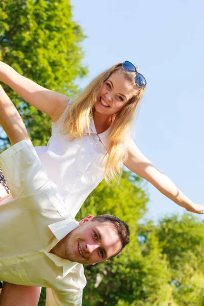 Feliz pareja teniendo una cita romántica en el parque — Foto de Stock