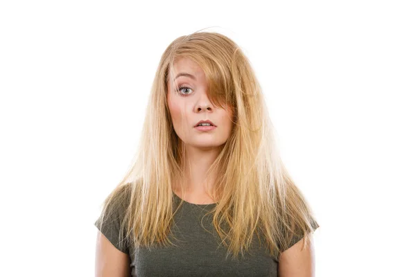 Triste blonde femme avec désordre cheveux — Photo
