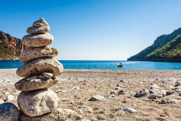 Camino pila di pietra con corda sulla spiaggia — Foto Stock