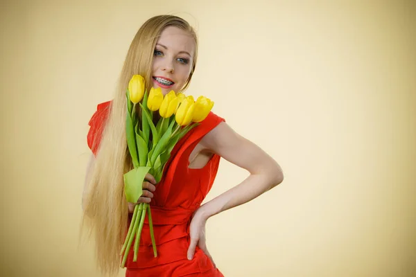Mulher bonita com tulipas amarelas bando — Fotografia de Stock