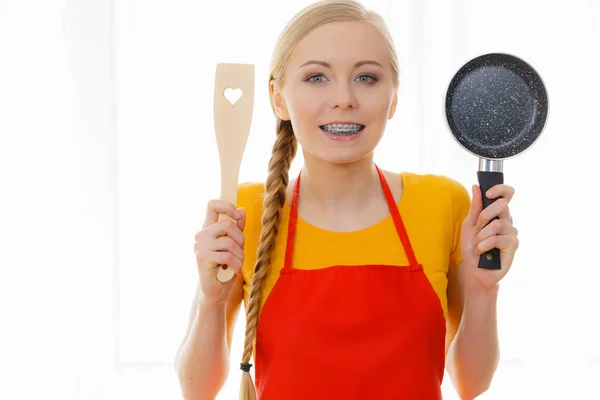 Mulher segurando panela de cozinha e espátula — Fotografia de Stock