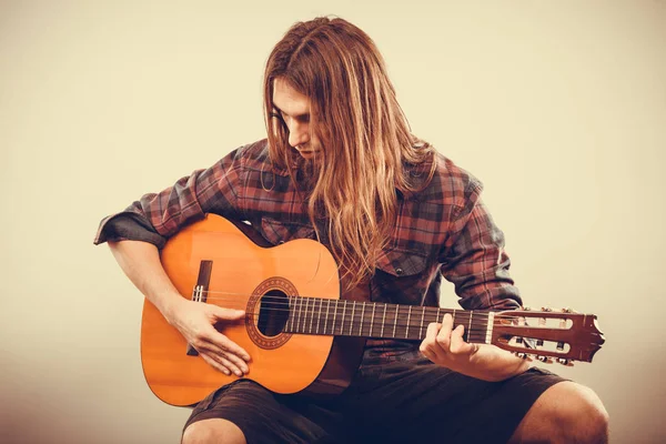 Guitariste joue de la guitare . — Photo