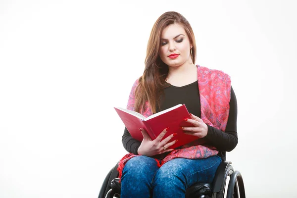 Jovem deficiente mulher em cadeira de rodas com livro. — Fotografia de Stock