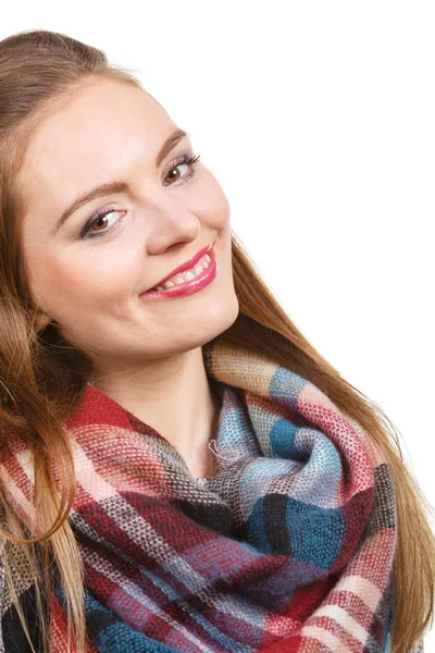 Vrouw dragen wollen sjaal — Stockfoto