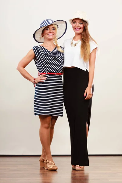 Дві жінки в модних сукнях . — стокове фото