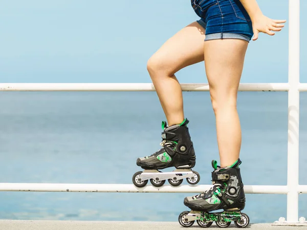 Девушка в роликовых коньках на море — стоковое фото