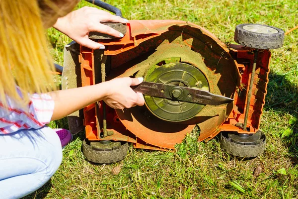 Kvinnlig trädgårdsmästare med trasig gräsklippare — Stockfoto