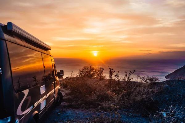 Mobil Camper di alam saat matahari terbit. Perjalanan — Stok Foto