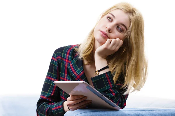 Mujer joven usando tableta — Foto de Stock