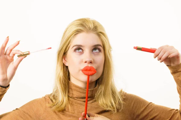 Mujer que aplica lápiz labial o brillo labial — Foto de Stock
