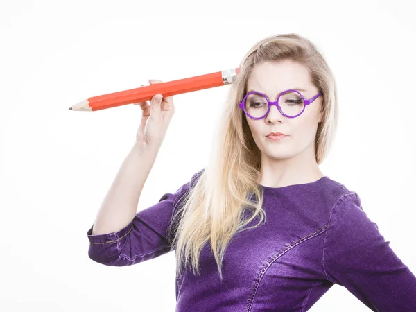 Donna pensiero confuso, grande matita in mano — Foto Stock