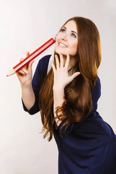 Estudante menina olhando mulher elegante segurando grande lápis — Fotografia de Stock