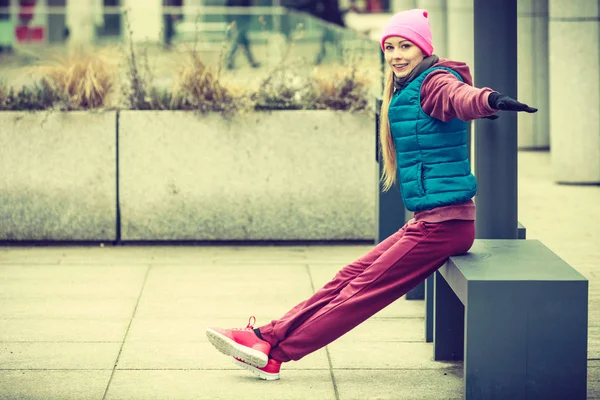 Mujer con ropa deportiva ejercitándose al aire libre durante el otoño —  Fotos de Stock