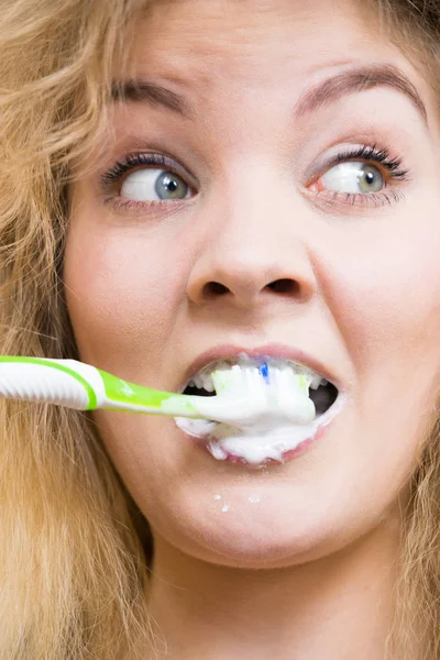 Woman brushing cleaning teeth — Stock Photo, Image