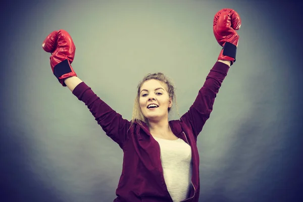 Ganadora con guantes de boxeo —  Fotos de Stock