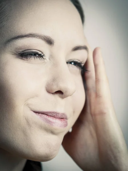 Junge Frau spürt Kopfschmerzen — Stockfoto