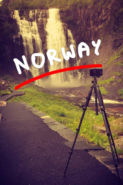 Câmera e Skjervsfossen Cachoeira, Noruega — Fotografia de Stock