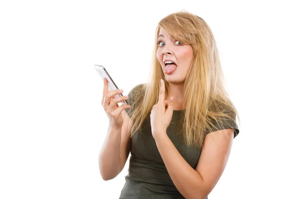 Mujer joven loca hablando por teléfono — Foto de Stock