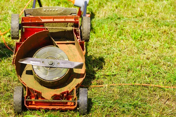 오래 된 잔디 깍는 기계 뒷마당 잔디에서 깨진 — 스톡 사진