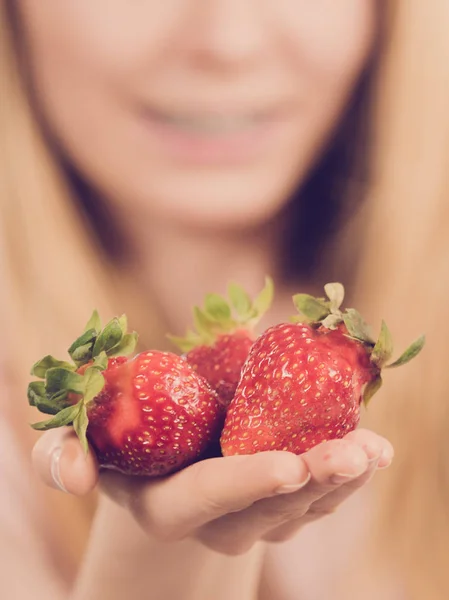 Girl showing fresh strawberries — Stock Photo, Image