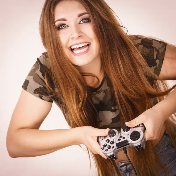 Gamer nő gazdaság egéralátét — Stock Fotó