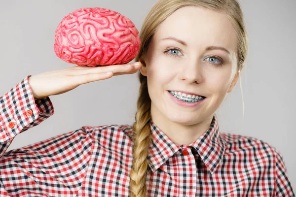 Mujer pensando y sosteniendo cerebro falso — Foto de Stock