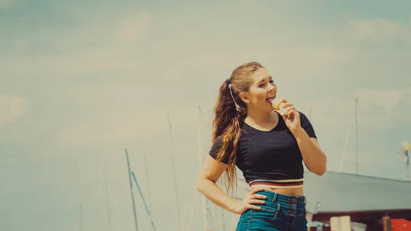 Mujer joven comiendo helado — Foto de Stock