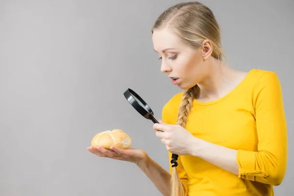 Mulher chocada lupa pão rolo — Fotografia de Stock