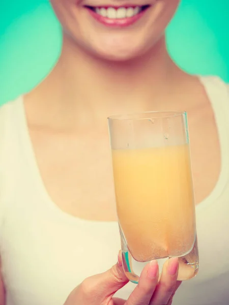 Kvinna som håller glas med vatten och brustablett — Stockfoto