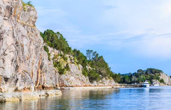 Норвегия море, скалы в солнечную погоду . — стоковое фото