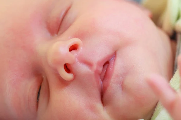 Pequeño bebé recién nacido durmiendo tranquilamente en manta — Foto de Stock