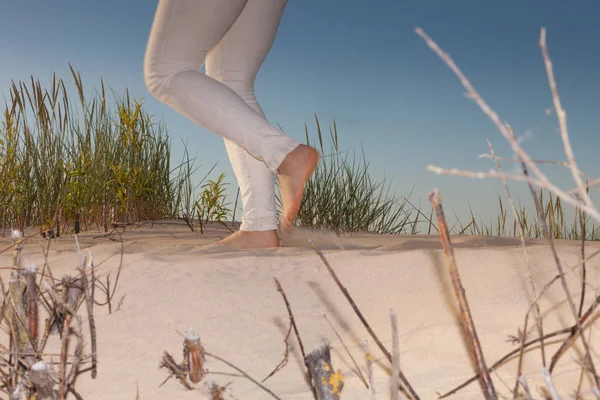 砂丘を歩いて認識できない女性 — ストック写真