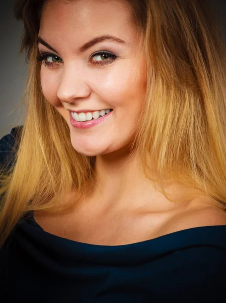 Retrato de mujer rubia feliz sonriendo con alegría —  Fotos de Stock