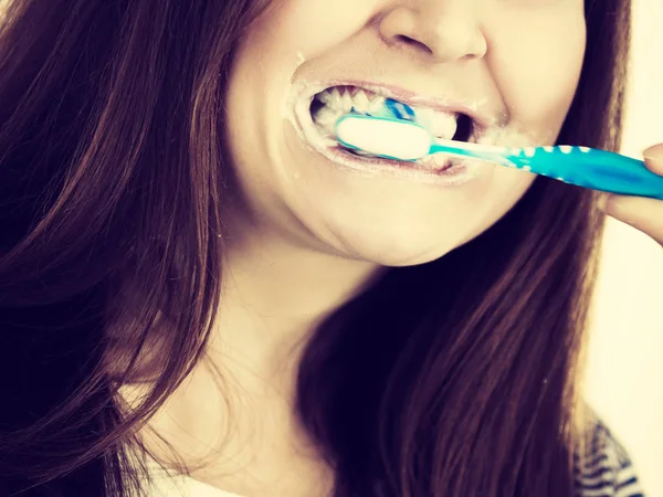 女性クリーニング歯を磨く. — ストック写真
