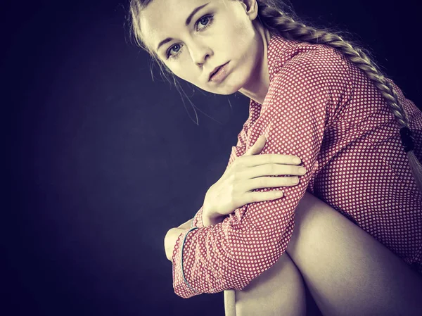 Ledsen deprimerad flicka sitter hopkrupen — Stockfoto