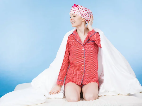 Mujer divertida con pijama y gorra de baño —  Fotos de Stock