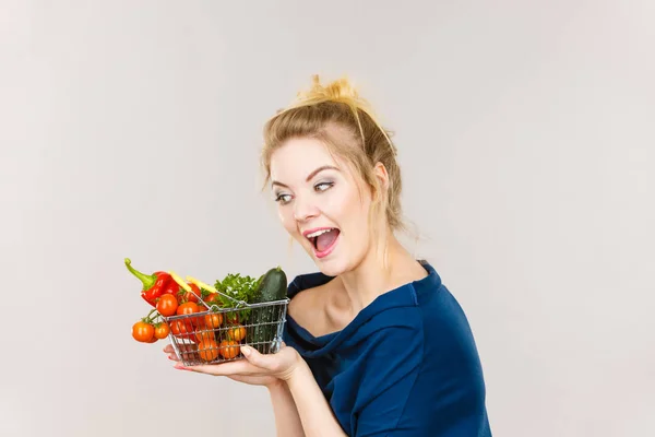 Donna tiene il carrello della spesa con verdure — Foto Stock