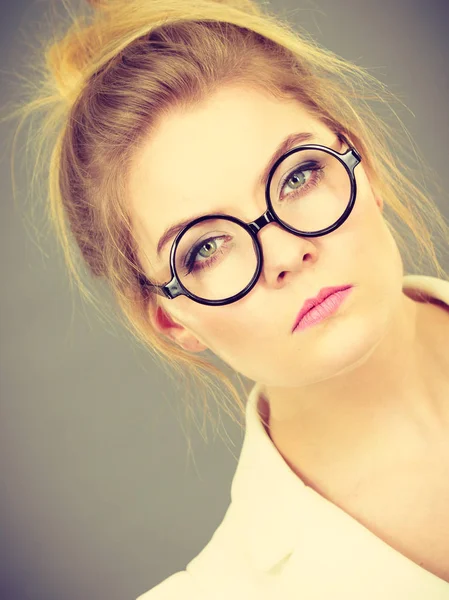Entediado focado faculdade mulher professor vestindo óculos — Fotografia de Stock