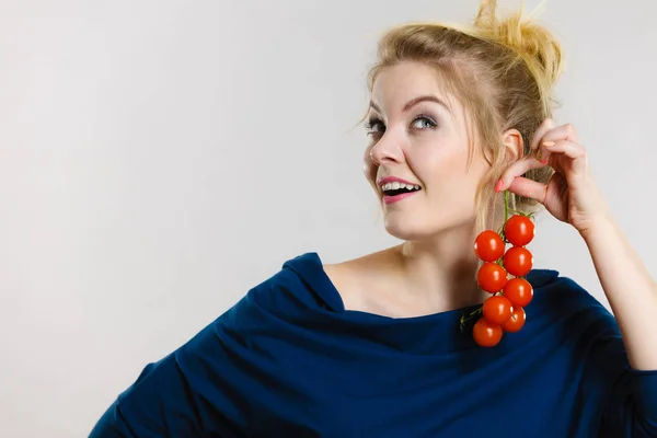 Mulher segurando tomates cereja frescos — Fotografia de Stock