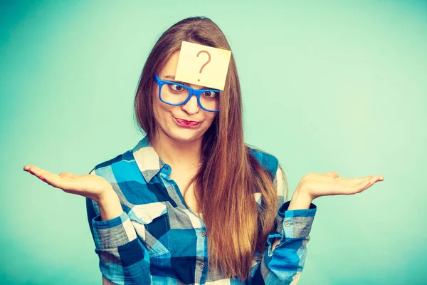 Denkende Frau mit großer Brille und Glühbirne — Stockfoto