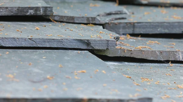 Close-up van donkere grijze stenen dak tegels — Stockfoto