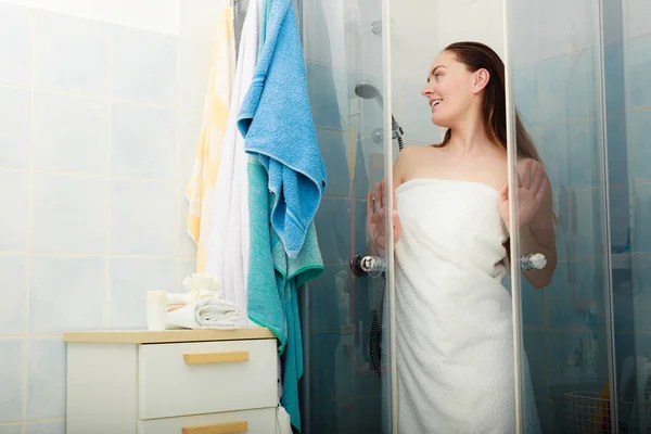 Mujer duchándose en cabina de ducha . — Foto de Stock