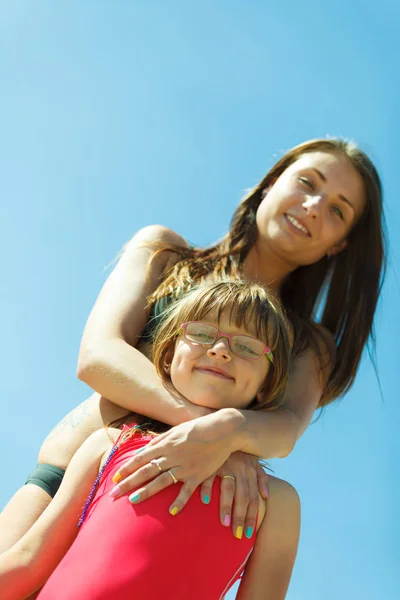 Madre y su hija pequeña jugando en la playa —  Fotos de Stock