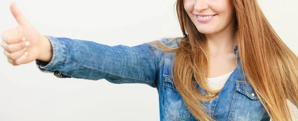 Sonriente jovencita mostrando gesto . — Foto de Stock