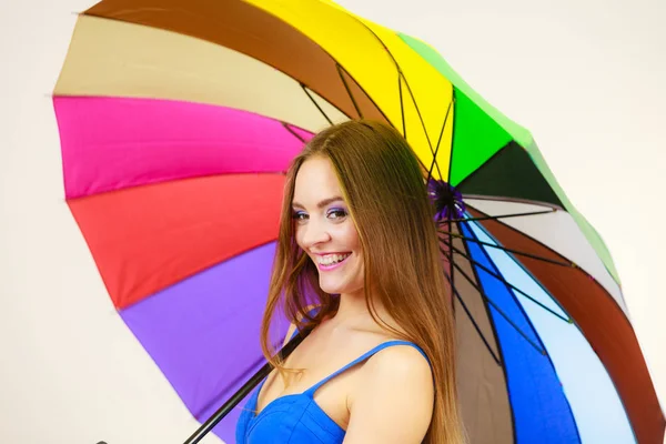 Frau steht unter buntem Regenschirm — Stockfoto