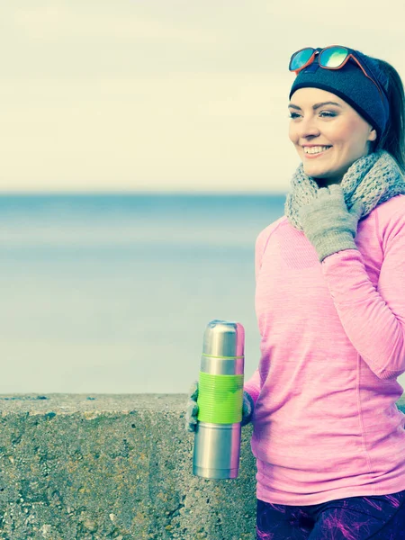 Fit mujer en el día frío calentamiento beber té —  Fotos de Stock